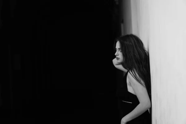 一个穿着黑色衣服的漂亮性感女人在镜头前摆姿势的黑白照片 — 图库照片