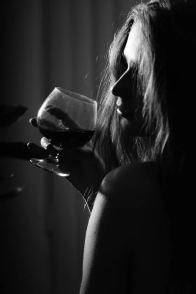 Черно Белое Фото Красивой Чувственной Женщины Черном Платье Стаканом Виски — стоковое фото