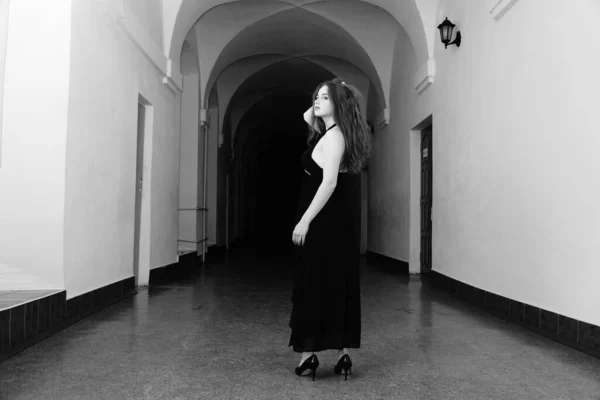 Черно Белое Фото Красивой Чувственной Женщины Черном Платье Позирующей Перед — стоковое фото