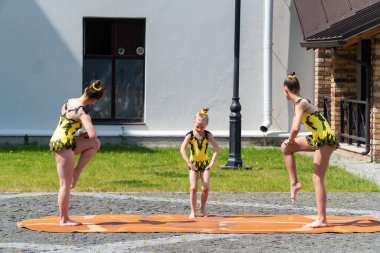 Lutsk, Ukrayna, 27 Mayıs 2023: Ulusal Gıda Teknolojileri Üniversitesi 'nin Volyn Profesyonel Koleji' nde Açık Kapı Günü 'nde Dans Eden Kızlar