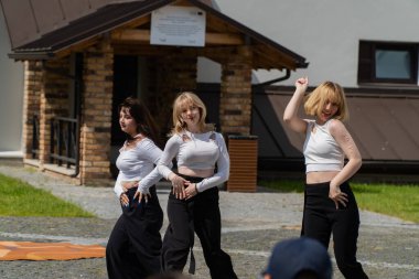 Lutsk, Ukrayna, 27 Mayıs 2023: Ulusal Gıda Teknolojileri Üniversitesi 'nin Volyn Profesyonel Koleji' nde Açık Kapı Günü 'nde Dans Eden Kızlar