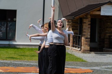 Lutsk, Ukrayna, 27 Mayıs 2023: Ulusal Gıda Teknolojileri Üniversitesi 'nin Volyn Profesyonel Koleji' nde Açık Kapı Günü 'nde Dans Eden Kızlar