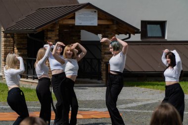 Lutsk, Ukrayna, 27 Mayıs 2023: Ulusal Gıda Teknolojileri Üniversitesi 'nin Volyn Profesyonel Koleji' nde Açık Kapı Günü 'nde Dans Eden Kızlar