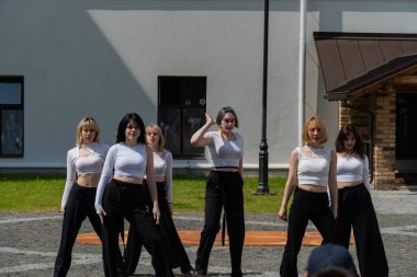 Lutsk, Ukrayna, 27 Mayıs 2023: Ulusal Gıda Teknolojileri Üniversitesi 'nin Volyn Profesyonel Koleji' nde Açık Kapı Günü 'nde Dans Eden Kızlar