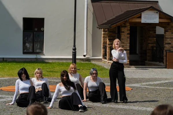 Lutsk Ουκρανία Μαΐου 2023 Κορίτσια Που Χορεύουν Στην Πλατεία Την — Φωτογραφία Αρχείου