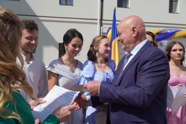 Lutsk, Ukrayna, 27 Mayıs 2023: Ulusal Gıda Teknolojileri Üniversitesi 'nin Volyn Profesyonel Koleji öğrencilerine takdirname