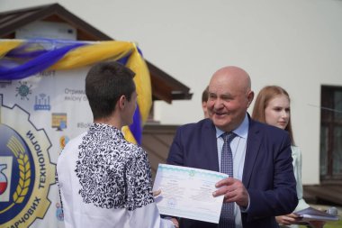 Lutsk, Ukrayna, 27 Mayıs 2023: Ulusal Gıda Teknolojileri Üniversitesi 'nin Volyn Profesyonel Koleji öğrencilerine takdirname
