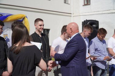 Lutsk, Ukrayna, 27 Mayıs 2023: Ulusal Gıda Teknolojileri Üniversitesi 'nin Volyn Profesyonel Koleji öğrencilerine takdirname