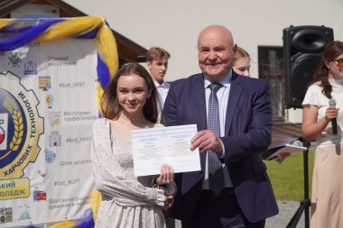 Lutsk, Ukrayna, 27 Mayıs 2023: Ulusal Gıda Teknolojileri Üniversitesi 'nin Volyn Profesyonel Koleji öğrencilerine takdirname