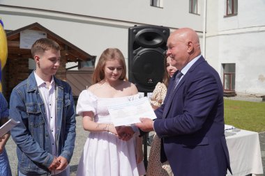 Lutsk, Ukrayna, 27 Mayıs 2023: Ulusal Gıda Teknolojileri Üniversitesi 'nin Volyn Profesyonel Koleji öğrencilerine takdirname