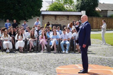 Lutsk, Ukrayna, 27 Mayıs 2023: Ulusal Gıda Teknolojileri Üniversitesi 'nin Volyn Profesyonel Koleji öğrencilerine takdirname