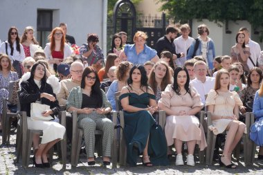 Lutsk, Ukrayna, 27 Mayıs 2023: Ulusal Gıda Teknolojileri Üniversitesi 'nin Volyn Profesyonel Koleji öğrencilerine takdirname