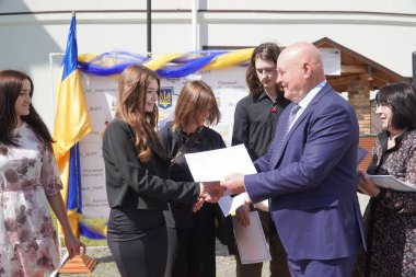 Lutsk, Ukrayna, 27 Mayıs 2023: Ulusal Gıda Teknolojileri Üniversitesi 'nin Volyn Profesyonel Koleji öğrencilerine takdirname