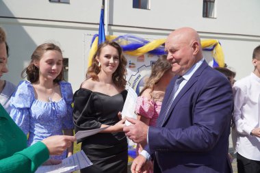 Lutsk, Ukrayna, 27 Mayıs 2023: Ulusal Gıda Teknolojileri Üniversitesi 'nin Volyn Profesyonel Koleji öğrencilerine takdirname