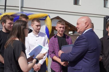 Lutsk, Ukrayna, 27 Mayıs 2023: Ulusal Gıda Teknolojileri Üniversitesi 'nin Volyn Profesyonel Koleji öğrencilerine takdirname