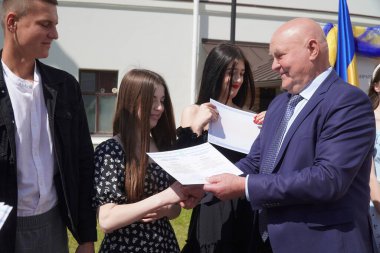 Lutsk, Ukrayna, 27 Mayıs 2023: Ulusal Gıda Teknolojileri Üniversitesi 'nin Volyn Profesyonel Koleji öğrencilerine takdirname