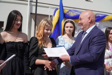 Lutsk, Ukrayna, 27 Mayıs 2023: Ulusal Gıda Teknolojileri Üniversitesi 'nin Volyn Profesyonel Koleji öğrencilerine takdirname