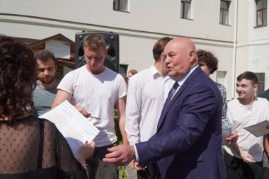 Lutsk, Ukrayna, 27 Mayıs 2023: Ulusal Gıda Teknolojileri Üniversitesi 'nin Volyn Profesyonel Koleji öğrencilerine takdirname