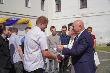 Lutsk, Ukrayna, 27 Mayıs 2023: Ulusal Gıda Teknolojileri Üniversitesi 'nin Volyn Profesyonel Koleji öğrencilerine takdirname