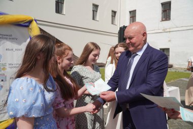 Lutsk, Ukrayna, 27 Mayıs 2023: Ulusal Gıda Teknolojileri Üniversitesi 'nin Volyn Profesyonel Koleji öğrencilerine takdirname