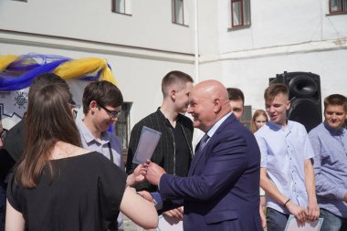 Lutsk, Ukrayna, 27 Mayıs 2023: Ulusal Gıda Teknolojileri Üniversitesi 'nin Volyn Profesyonel Koleji öğrencilerine takdirname