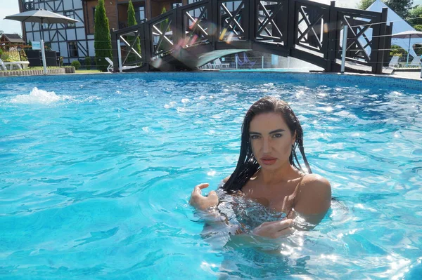 Yüzme Havuzunda Şeffaf Elbiseli Seksi Bir Kız — Stok fotoğraf