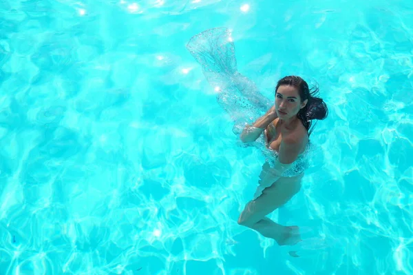 Sexy Dívka Průhledných Šatech Bazénu — Stock fotografie