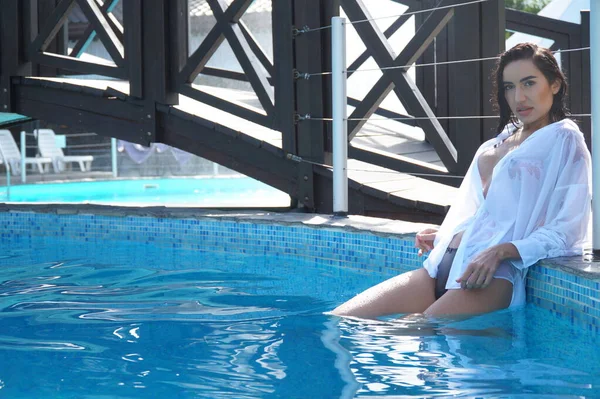 Sexy Mädchen Dessous Und Weißem Hemd Einem Schwimmbad — Stockfoto