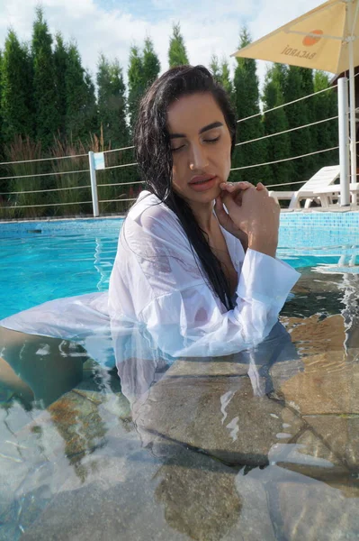 Sexy Meisje Lingerie Een Wit Shirt Een Zwembad — Stockfoto