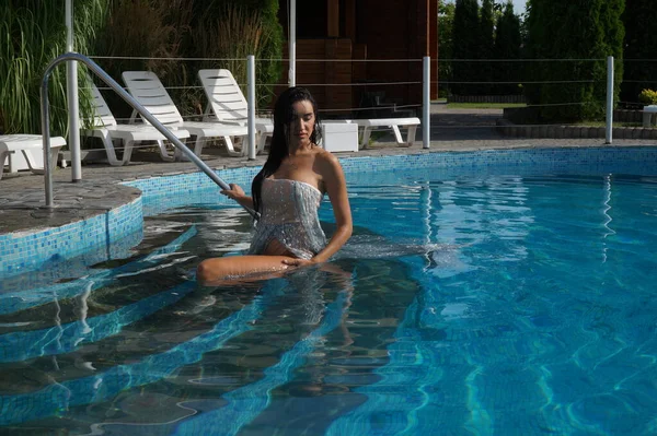 Sexy Meisje Een Transparante Jurk Een Zwembad — Stockfoto