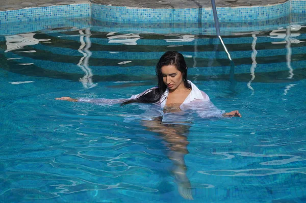 Sexy Meisje Lingerie Een Wit Shirt Een Zwembad — Stockfoto