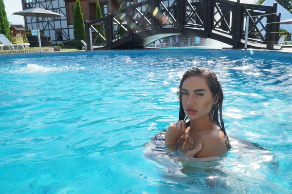 Sexig Tjej Transparent Klänning Swimmingpool — Stockfoto