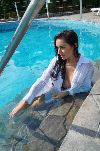 Sexy Meisje Een Wit Shirt Een Zwembad — Stockfoto