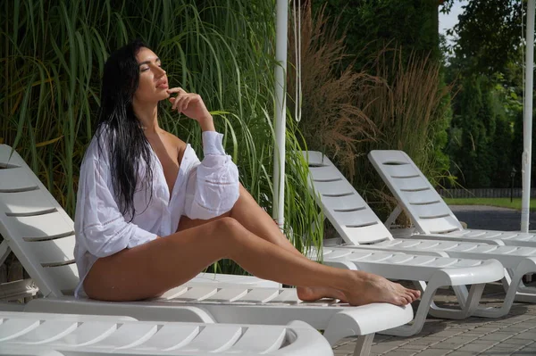 Sexy Mädchen Weißen Hemd Einem Schwimmbad — Stockfoto