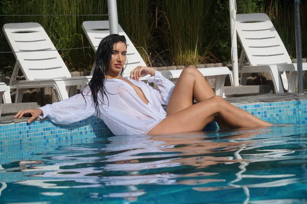Sexy Mädchen Weißen Hemd Einem Schwimmbad — Stockfoto