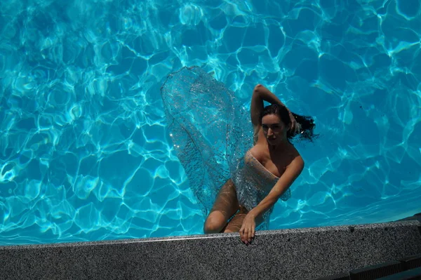 Sexy Mädchen Einem Transparenten Kleid Einem Schwimmbad — Stockfoto
