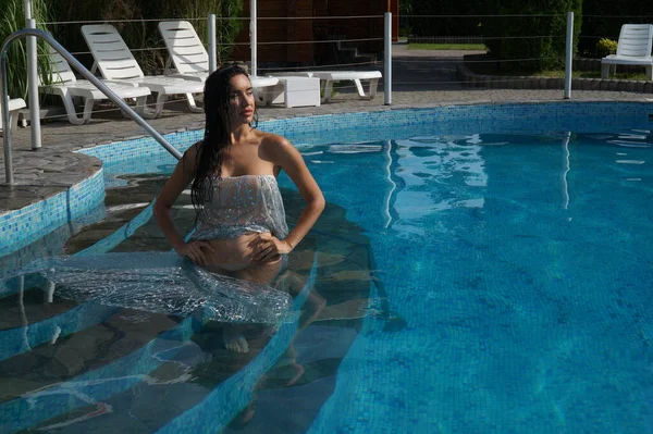 Sexy Dívka Průhledných Šatech Bazénu — Stock fotografie