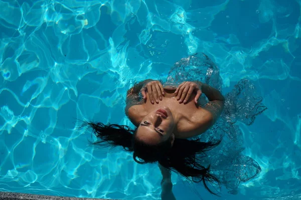 在游泳池里穿着透明衣服的性感女孩 — 图库照片