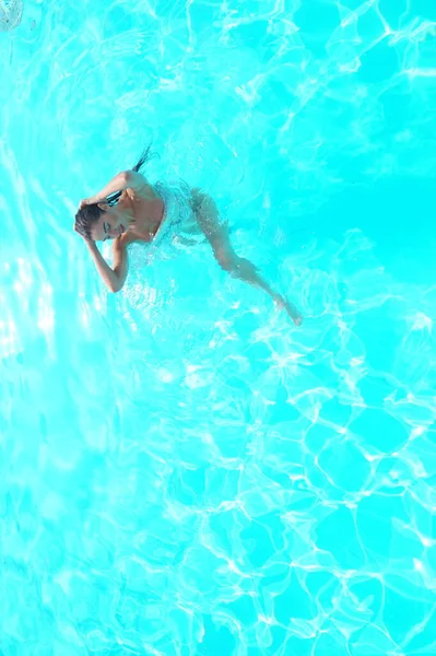 Sexy Meisje Een Transparante Jurk Een Zwembad — Stockfoto