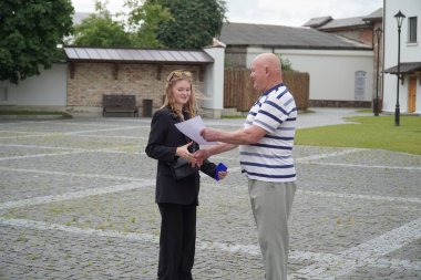 Lutsk, Ukrayna, 27 Mayıs 2023: Ulusal Gıda Teknolojileri Üniversitesi 'nin Volyn Profesyonel Koleji öğrencilerine takdirname