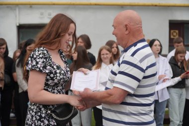 Lutsk, Ukrayna, 27 Mayıs 2023: Ulusal Gıda Teknolojileri Üniversitesi 'nin Volyn Profesyonel Koleji öğrencilerine takdirname