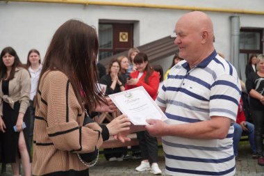 Lutsk, Ukrayna, 27 Mayıs 2023: Ulusal Gıda Teknolojileri Üniversitesi 'nin Volyn Profesyonel Koleji öğrencilerine takdirname