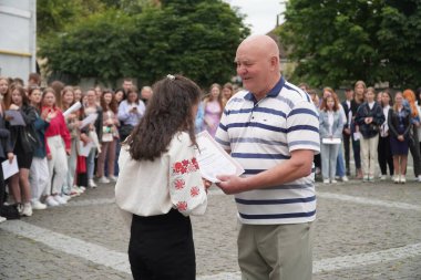 Lutsk, Ukrayna, 27 Mayıs 2023: Ulusal Gıda Teknolojileri Üniversitesi 'nin Volyn Profesyonel Koleji öğrencilerine takdirname