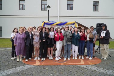 Lutsk, Ukrayna, 27 Mayıs 2023: Ulusal Gıda Teknolojileri Üniversitesi 'nin Volyn Profesyonel Koleji öğrencilerine takdirname