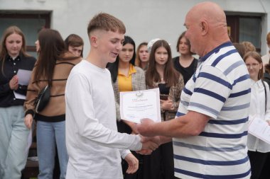 Lutsk, Ukrayna, 27 Mayıs 2023: Ulusal Gıda Teknolojileri Üniversitesi 'nin Volyn Profesyonel Koleji öğrencilerine takdirname