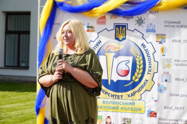 Lutsk, Ukrayna, 27 Mayıs 2023: Ulusal Gıda Teknolojileri Üniversitesi 'nin Volyn Profesyonel Koleji öğrencilerine takdirname