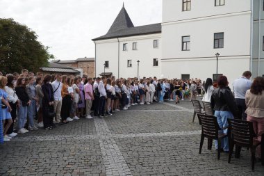Lutsk, Ukrayna, 27 Mayıs 2023: Ulusal Gıda Teknolojileri Üniversitesi 'nin Volyn Profesyonel Koleji öğrencilerine takdirname