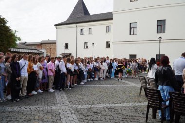 Lutsk, Ukrayna, 27 Mayıs 2023: Ulusal Gıda Teknolojileri Üniversitesi 'nin Volyn Profesyonel Koleji öğrencilerine takdirname
