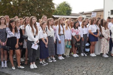 Lutsk, Ukrayna, 27 Mayıs 2023: Ulusal Gıda Teknolojileri Üniversitesi 'nin Volyn Profesyonel Koleji öğrencilerine takdirname