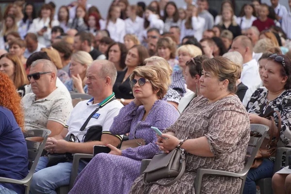 Lutsk, Ukrayna, 27 Mayıs 2023: Ulusal Gıda Teknolojileri Üniversitesi 'nin Volyn Profesyonel Koleji öğrencilerine takdirname